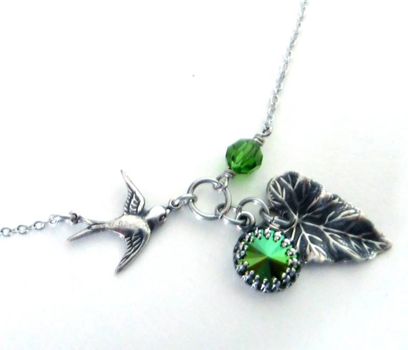 Silber-Blatt-Anhänger-Halskette, Metallisch Grüner Kristall-Charme-Halskette, Fliegende Vogelverbindung, Antiquierte Silber, Natur-Thema von DailyTrinkets