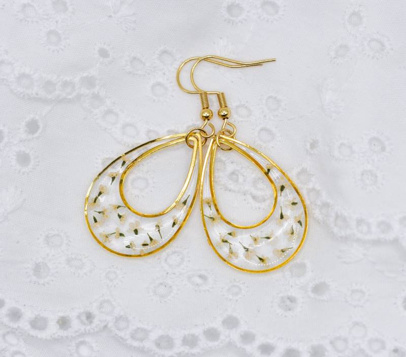 Handgefertigte Teardrop Ohrringe Aus Kunstharz | Zierlicher Queen Anne's Lace Blumenschmuck von DaintyByDan