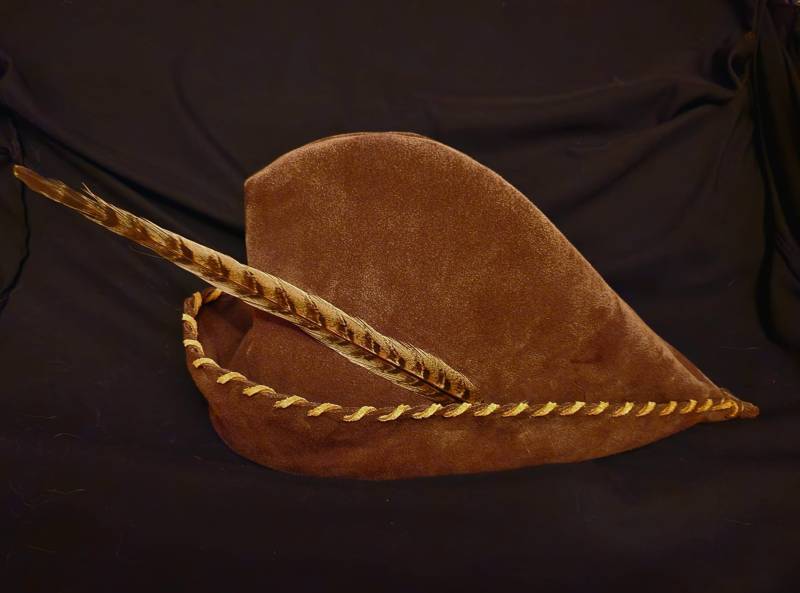Robin Hood Hut Aus Dunkelbraunem Wildleder Mit Karamellbesatz von DaintyJanes
