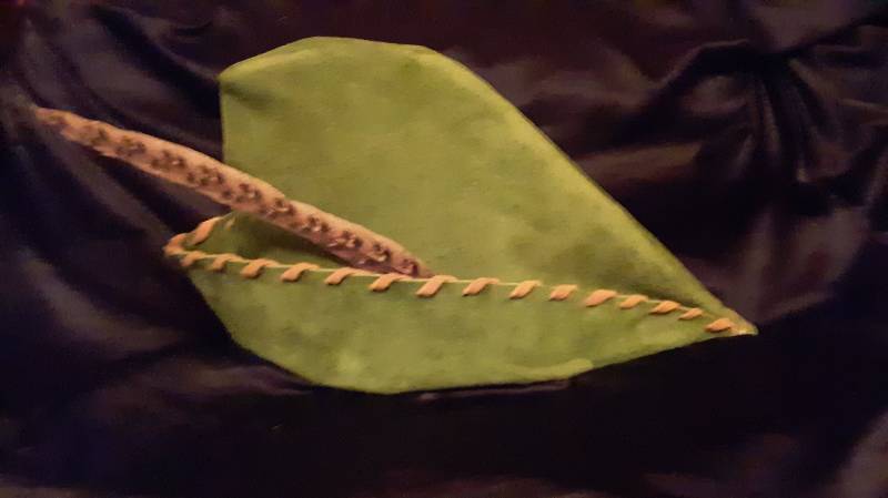 Robin Hood Hut - Moosgrün Wildleder, Karamell Trim von DaintyJanes