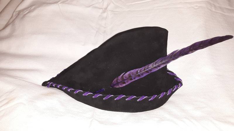 Robin Hood Hut - Schwarzes Wildleder, Lila Verzierung von DaintyJanes