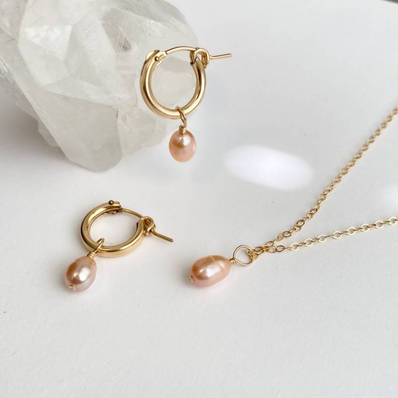 Peach Perlenkette & Hoop Ohrringe Set Sterling Silber, 14K Gold Fill von DaintyJewelryUandMi