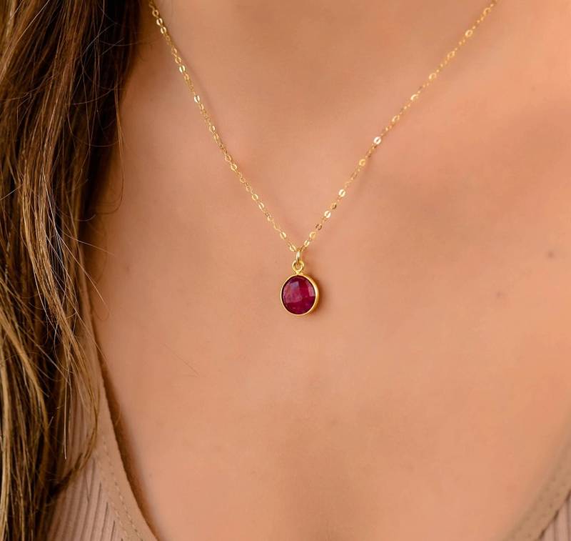 Einfache Rubin Anhänger Gold Halskette, Zierliche Stein Halsketten Für Frauen, Naturstein Halskette Frauen von DaintyJools