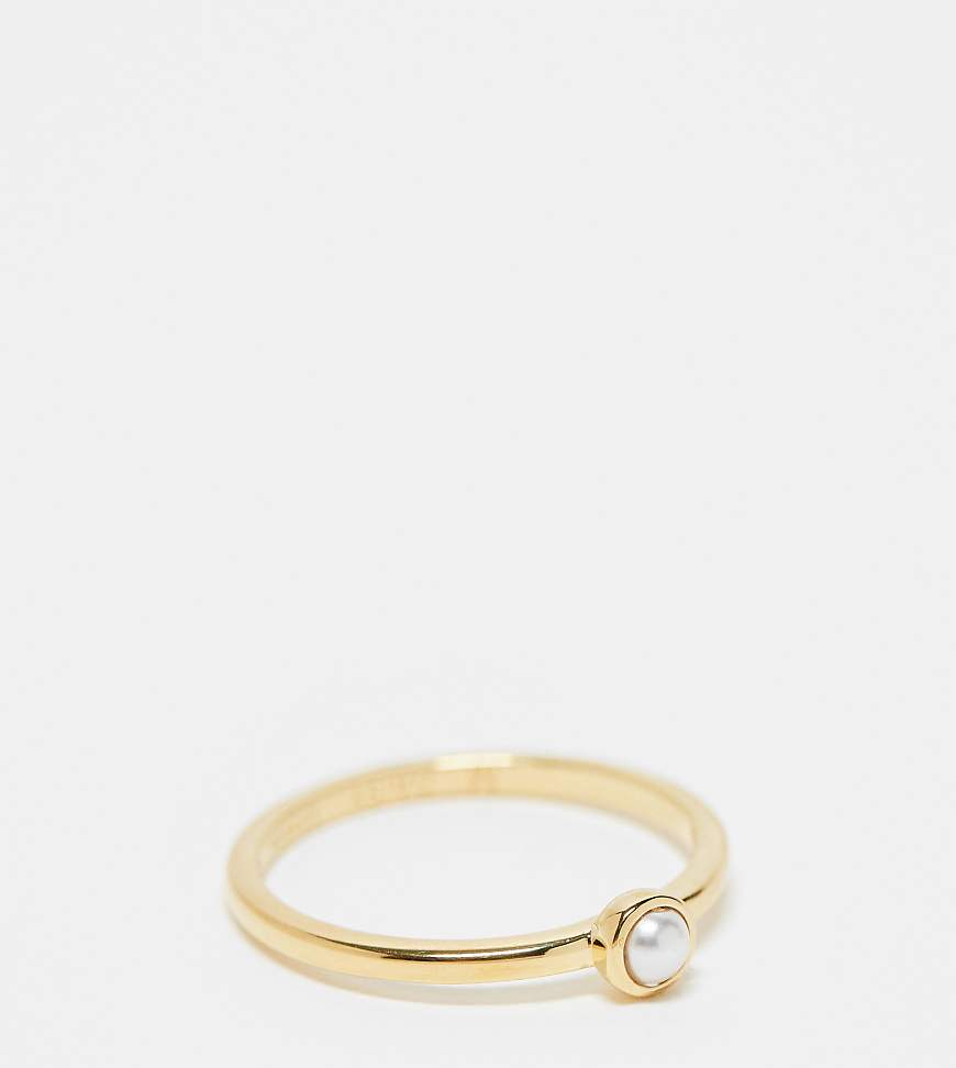 Daisy London - Ring aus 18 Karat vergoldetem Sterlingsilber mit zarter Kunstperle-Goldfarben von Daisy London