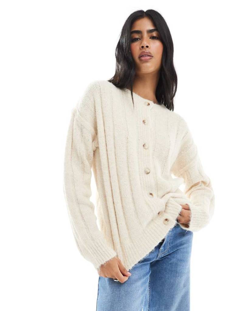 Daisy Street - Angeraute Grobstrickjacke in Sand mit breiter Rippenstruktur-Neutral von Daisy Street