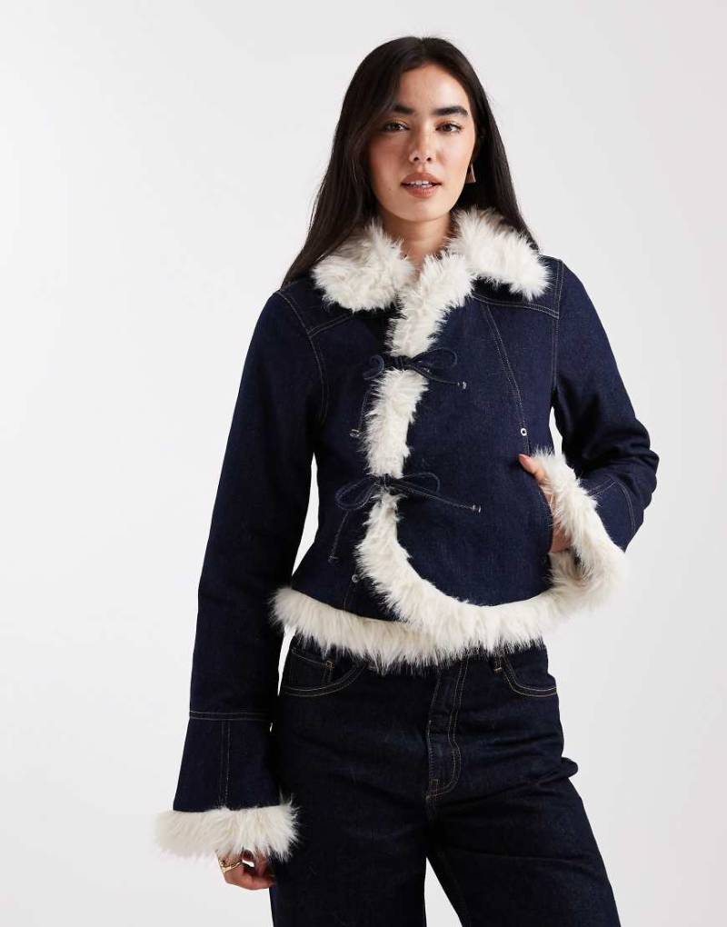 Daisy Street - Asymmetrische Jeansjacke in Indigoblau und Cremeweiß mit Kunstpelzbesatz und Bindeverschluss von Daisy Street