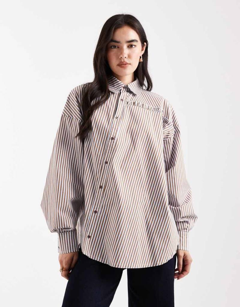 Daisy Street - Asymmetrisches Dad-Hemd mit Oversize-Schnitt und Streifenmuster in Rosa-Braun-Bunt von Daisy Street