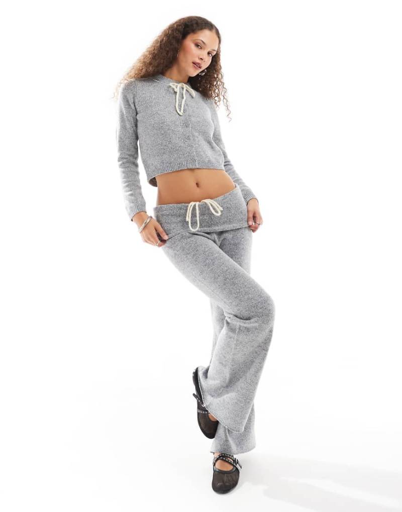 Daisy Street - Ausgestellte Hose in Grau aus Strick mit Schleifenschnürung und Umschlag, Kombiteil Daisy Street - Ausgestellte Hose in Grau aus Strick mit Schleifenschnürung und Umschlag, Kombiteil von Daisy Street