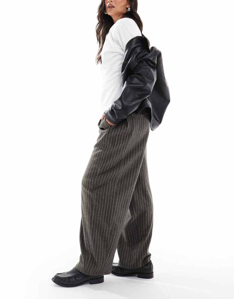 Daisy Street - Baggy-Hose in Anthrazit mit Streifen und niedrigem Bund-Grau von Daisy Street