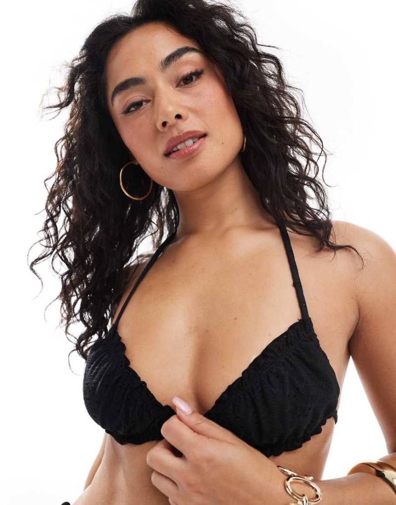 Daisy Street - Bikinioberteil in Schwarz mit Lochmuster, Rüschen und Bindedetail vorne von Daisy Street