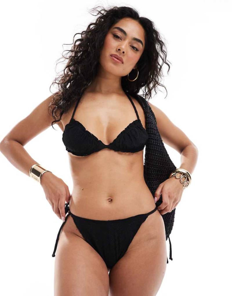 Daisy Street - Bikinislip in Schwarz mit Lochmuster, Rüschen und seitlichem Bindedetail von Daisy Street