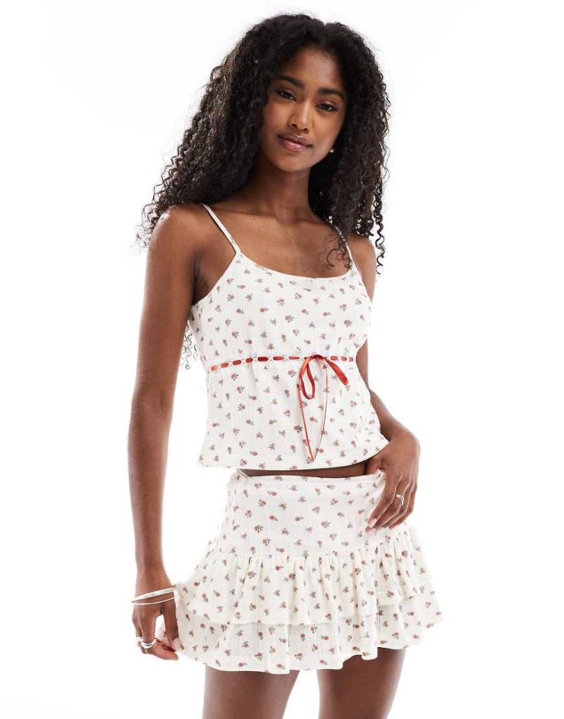 Daisy Street - Camisole-Top aus Pointelle in Creme mit Blümchenmuster, durchgezogenem Schleifenband in Rot mit Spitzenverzierung, Kombiteil-Bunt von Daisy Street