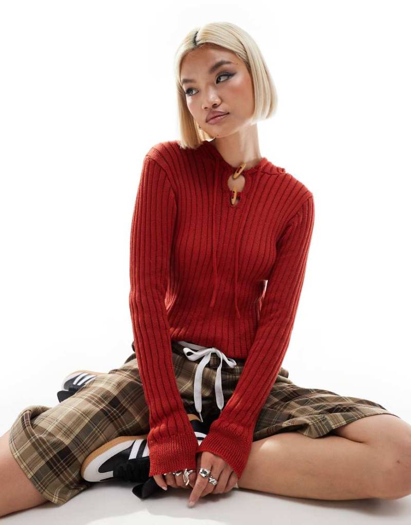 Daisy Street - Figurbetonter, gerippter Strickpullover mit Schlüssellochausschnitt mit Knebelknopf-Detail-Rot von Daisy Street