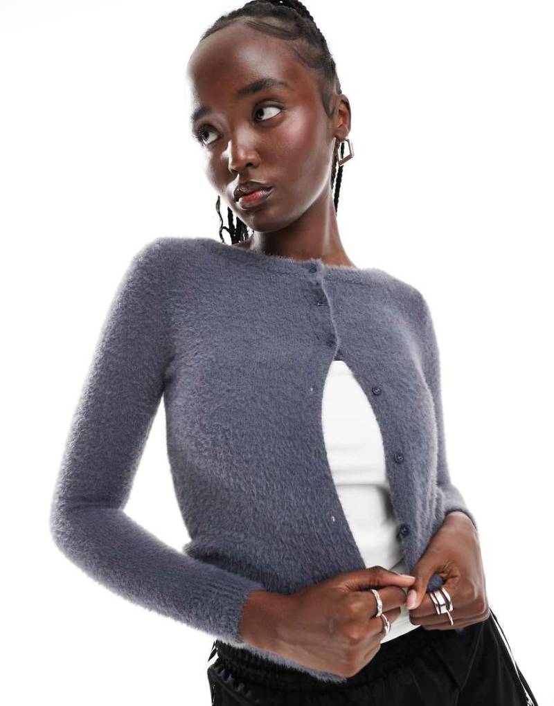 Daisy Street - Flauschige, knapp geschnittene Strickjacke in Anthrazit-Grau von Daisy Street