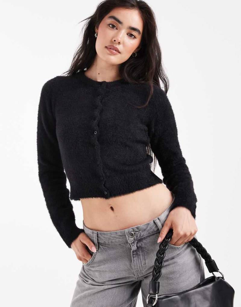 Daisy Street - Flauschige, knapp geschnittene Strickjacke in Schwarz von Daisy Street