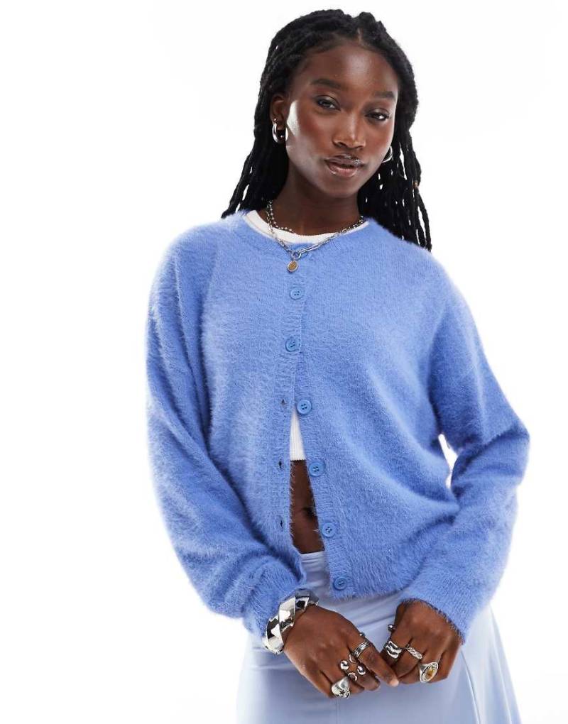 Daisy Street - Flauschige Strickjacke aus Wimpernstrick in Blau mit kastigem Schnitt und Rundhalsausschnitt von Daisy Street
