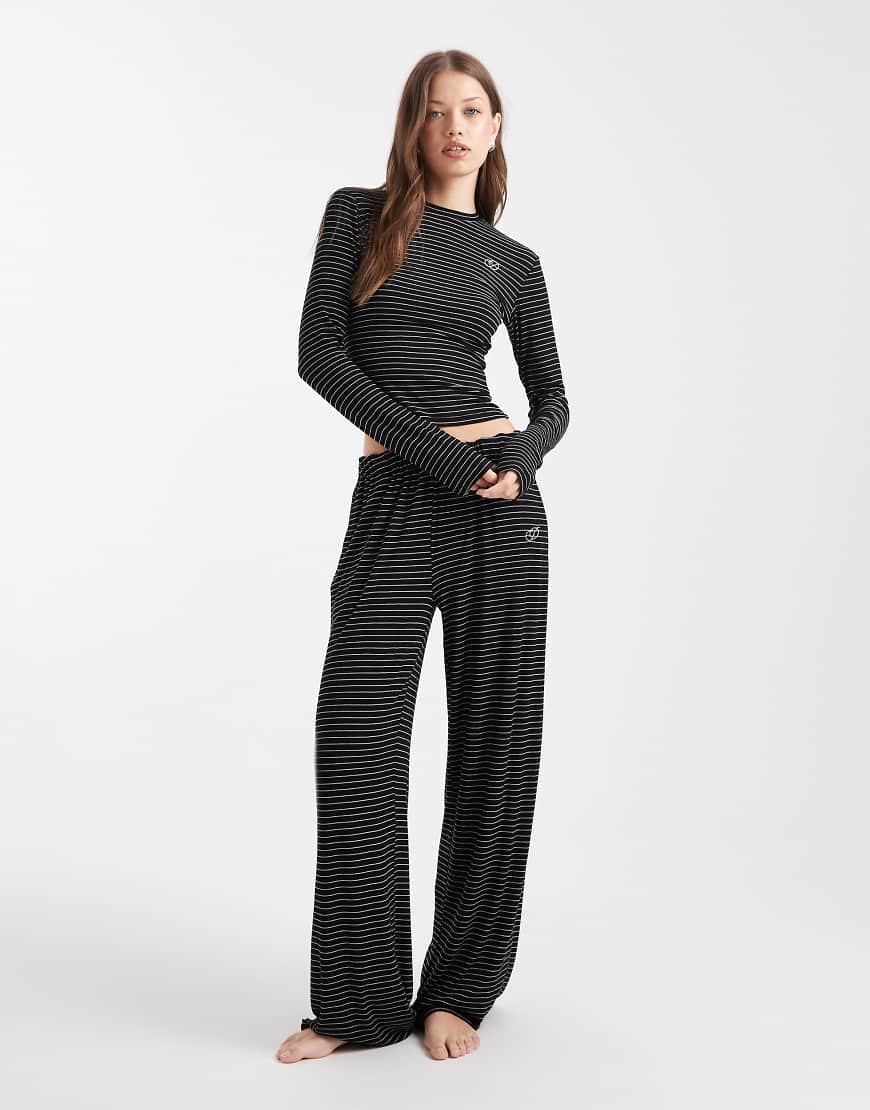 Daisy Street - Gerippter, schwarz-weiß gestreifter Pyjama-Bunt von Daisy Street