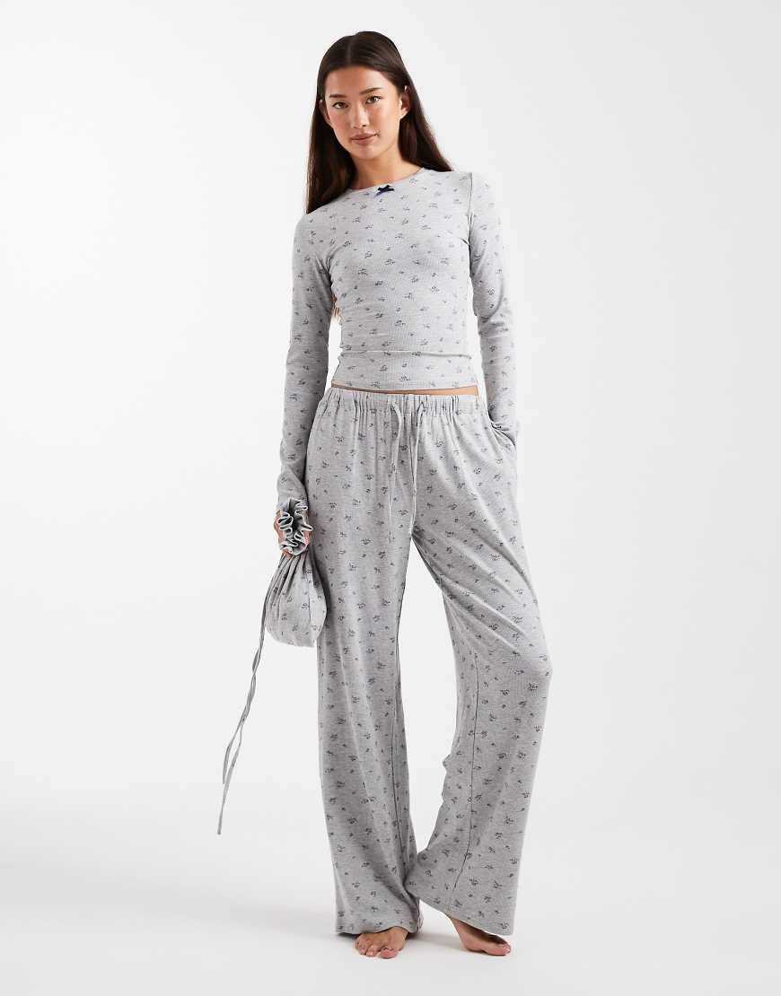 Daisy Street - Geripptes Pyjama-Schlafset in Grau-Flieder mit Blumenmuster und passender Tasche von Daisy Street