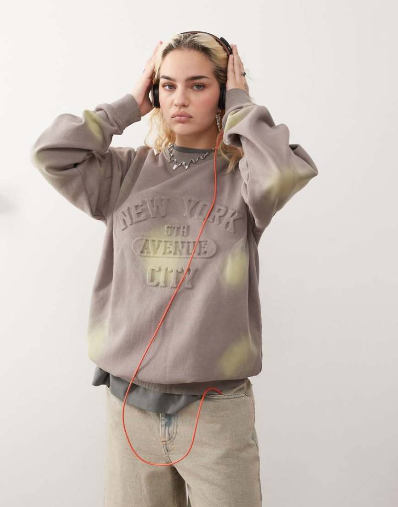 Daisy Street - Geripptes Sweatshirt in Taupe mit Rundhalsausschnitt und geprägtem Schriftzug-Neutral von Daisy Street