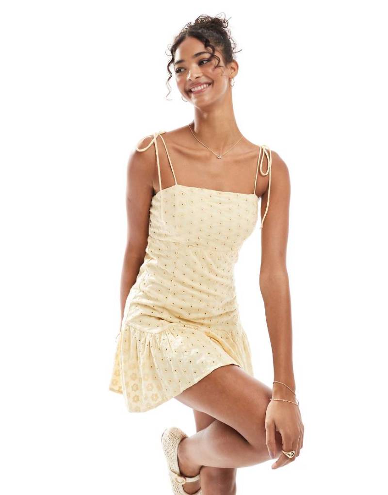 Daisy Street - Gesäumtes Minikleid in Buttermilchgelb mit tiefer Taille und Bindeträgern von Daisy Street