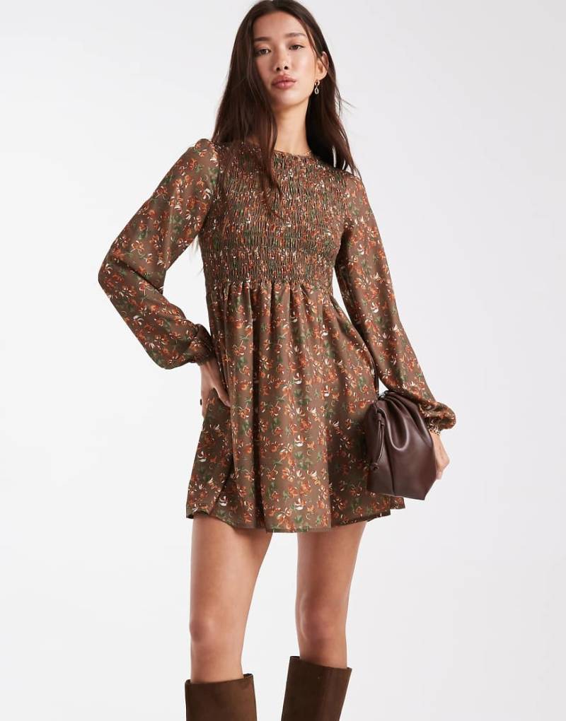 Daisy Street - Gesmoktes Mini-Hängerkleid in Braun mit 70er-Blümchenmuster-Bunt von Daisy Street