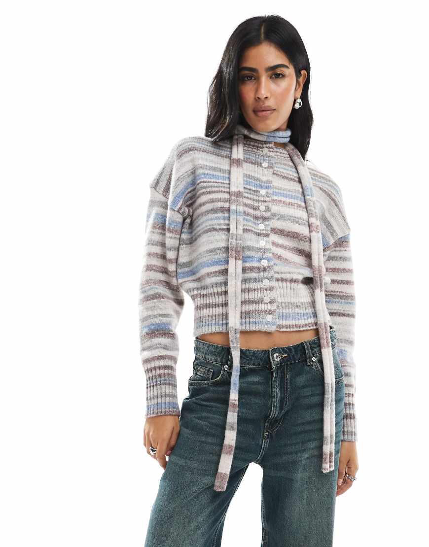 Daisy Street - Gestreifte melierte Strickjacke im bunten Space-Dye-Design mit durchgehender Knopfleiste und Schal von Daisy Street