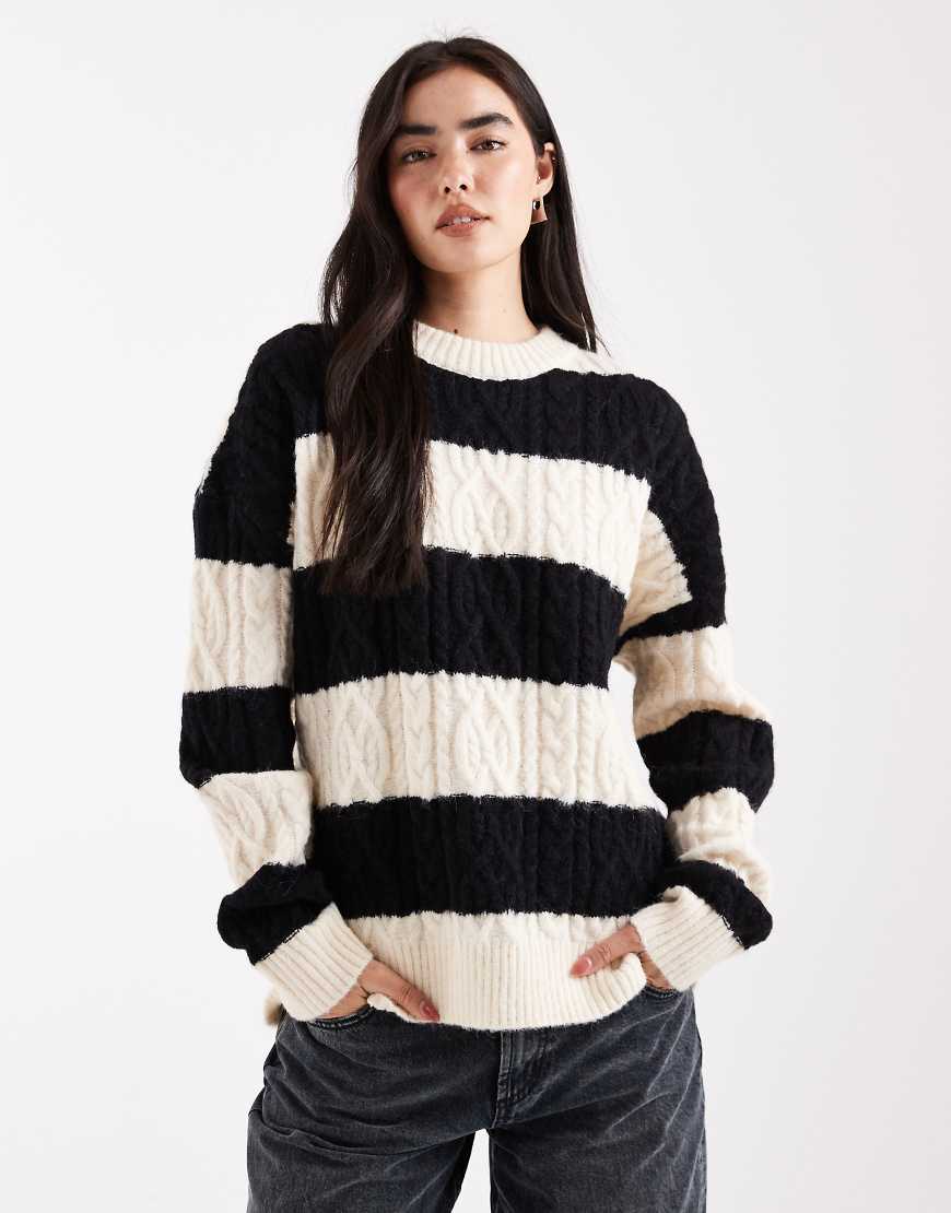 Daisy Street - Gestreifter Oversize-Strickpullover in Wollweiß und Schwarz mit Zopfmuster-Bunt Daisy Street - Gestreifter Oversize-Strickpullover in Wollweiß und Schwarz mit Zopfmuster-Bunt von Daisy Street