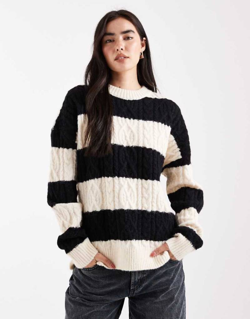 Daisy Street - Gestreifter Oversize-Strickpullover in Wollweiß und Schwarz mit Zopfmuster-Bunt von Daisy Street