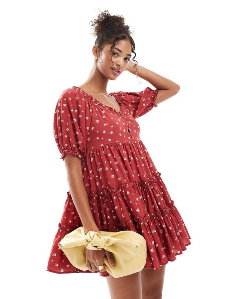 Daisy Street - Gestuftes Hänger-Minikleid in Rot mit Blümchenprint von Daisy Street