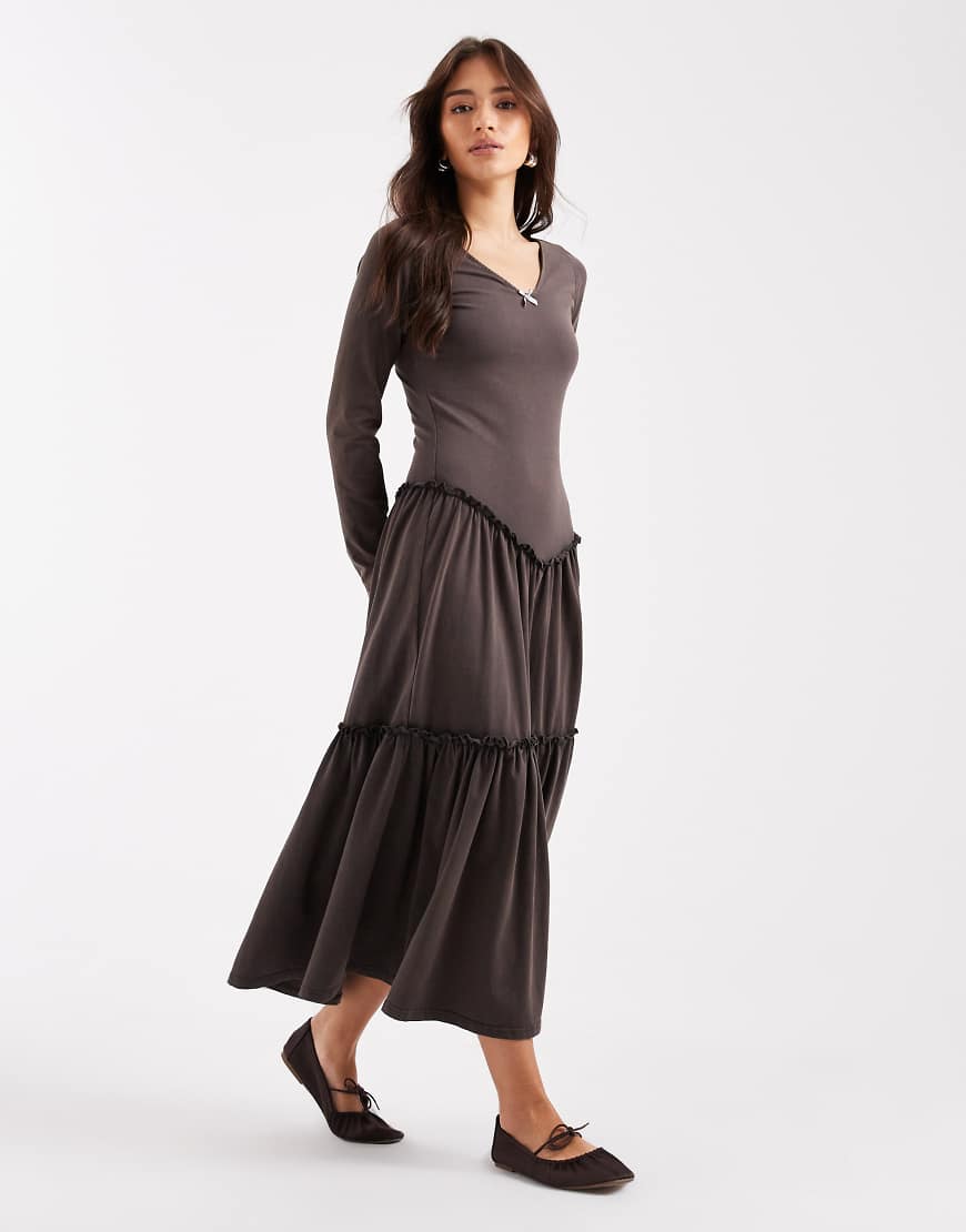 Daisy Street - Gestuftes Maxikleid in verwaschenem Graubraun mit tiefer Taille-Bunt von Daisy Street