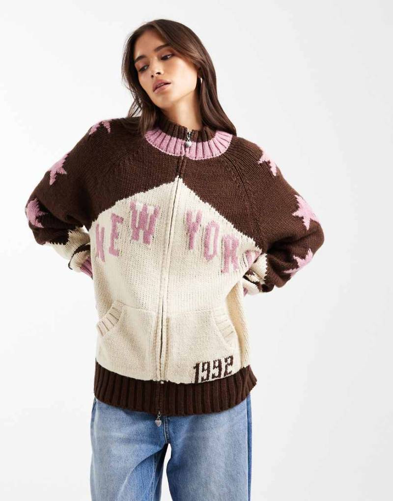Daisy Street - Jacke aus Strick in Braun und Rosa mit Reißverschluss und „New York"-Grafik-Bunt von Daisy Street