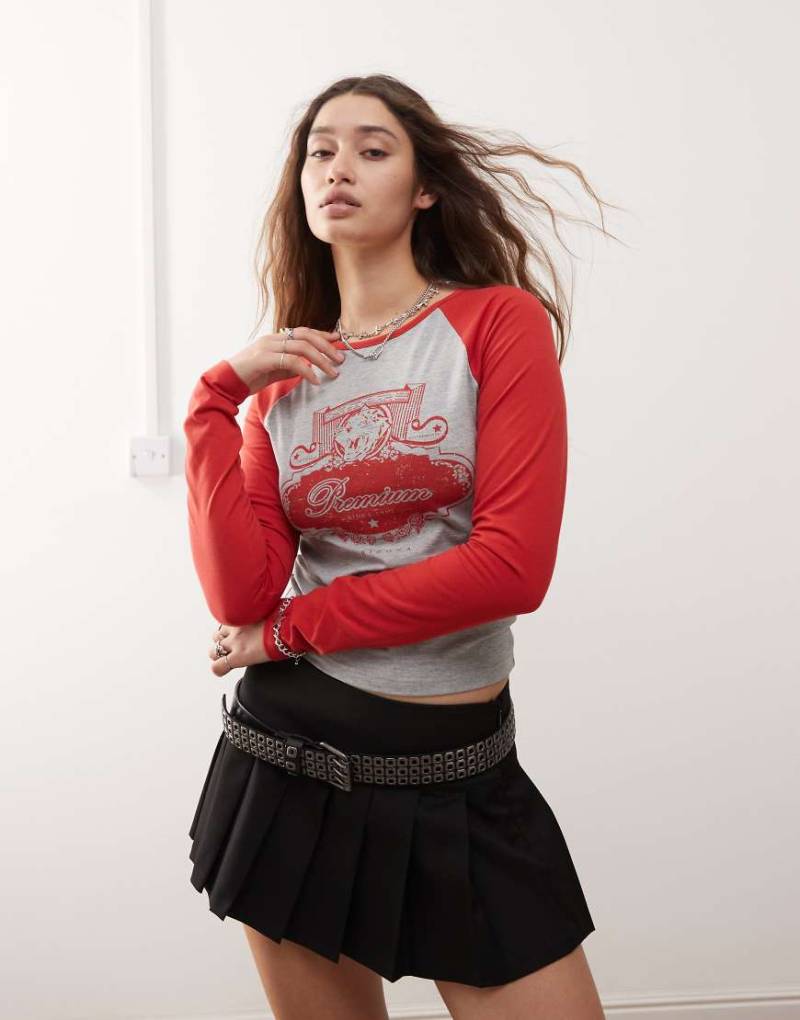 Daisy Street - Knapp geschnittenes College-T-Shirt mit Tiger-Print und Kontrastärmeln in Rot von Daisy Street