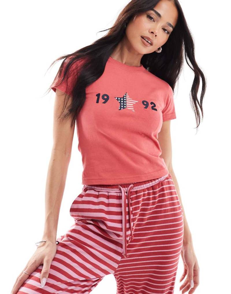 Daisy Street - Knapp geschnittenes Cropped T-Shirt in Rot mit „1992"-Print, Kombiteil von Daisy Street