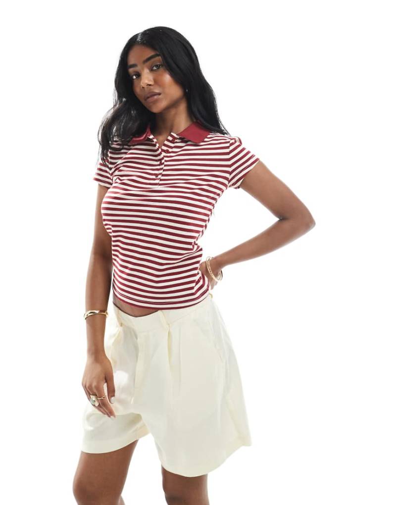 Daisy Street - Knapp geschnittenes Polo-T-Shirt in Rot gestreift von Daisy Street