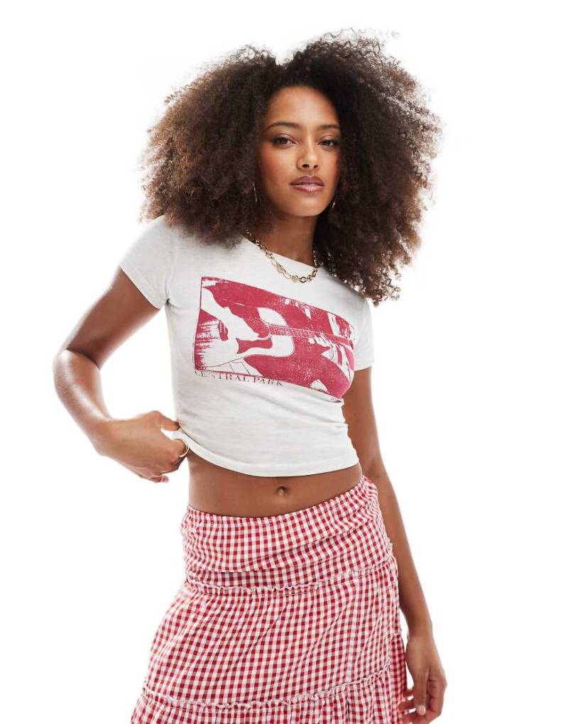 Daisy Street - Knapp geschnittenes T-Shirt in Weiß mit Grafikprint-Bunt von Daisy Street