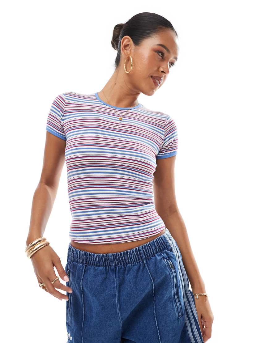 Daisy Street - Knapp geschnittenes T-Shirt mit Retro-Streifen-Bunt von Daisy Street