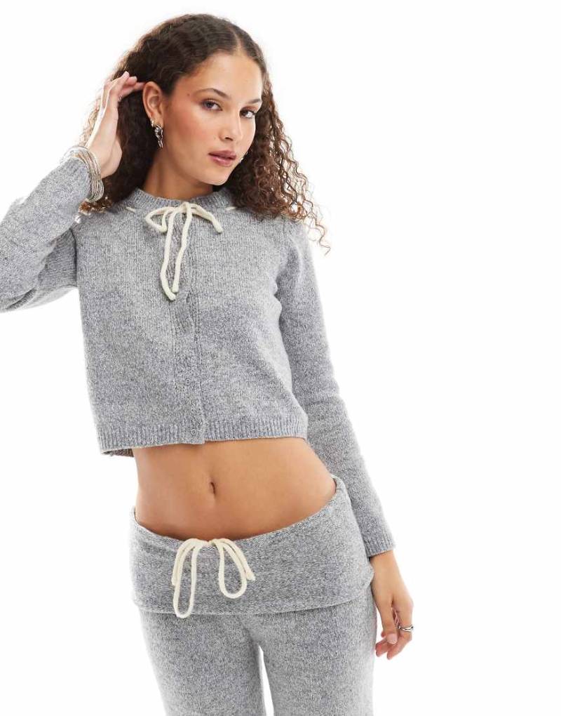 Daisy Street - Kurze Strickjacke in Grau mit Schleifenschnürung und Knopfleiste, Kombiteil von Daisy Street