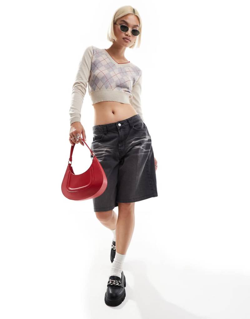 Daisy Street - Kurzer Pullover in Cremeweiß mit Rauten-Muster, V-Ausschnitt und farblich abgesetzten Ärmeln von Daisy Street