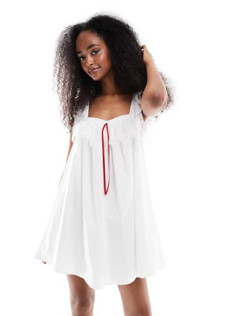 Daisy Street - Kurzes Babydoll-Kleid in Weiß mit Spitzen-Trägern und roter Schleife von Daisy Street