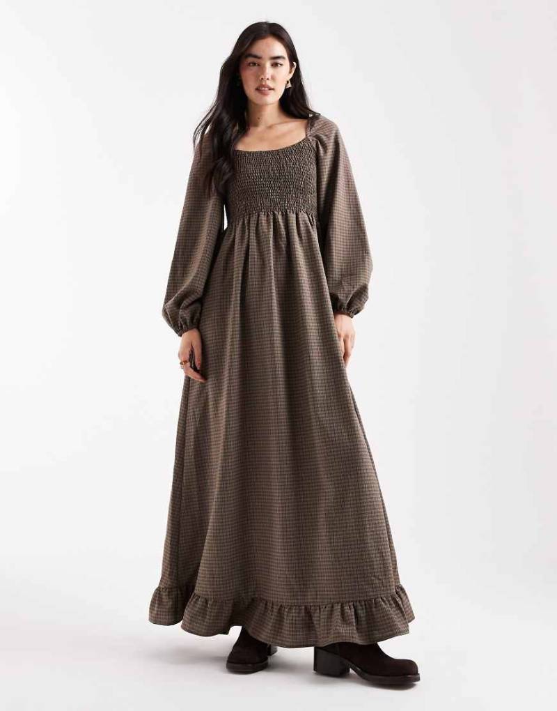 Daisy Street - Langärmliges, gesmoktes Maxikleid in kariertem Blau-Braun-Brown von Daisy Street