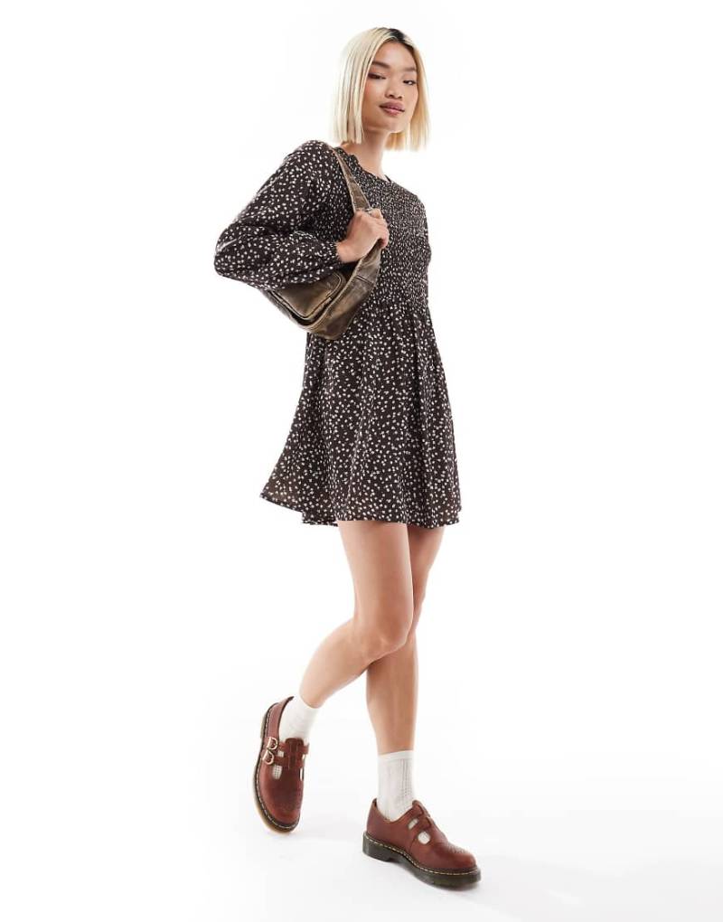 Daisy Street - Langärmliges, gesmoktes Mini-Hängerkleid in Braun geblümt von Daisy Street