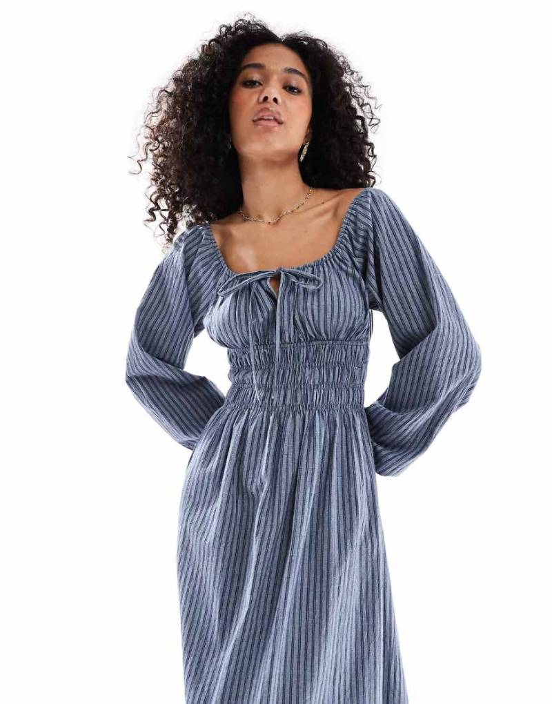 Daisy Street - Langärmliges Maxikleid in Hellblau gestreift mit Raffung vorne mit Bindeband von Daisy Street