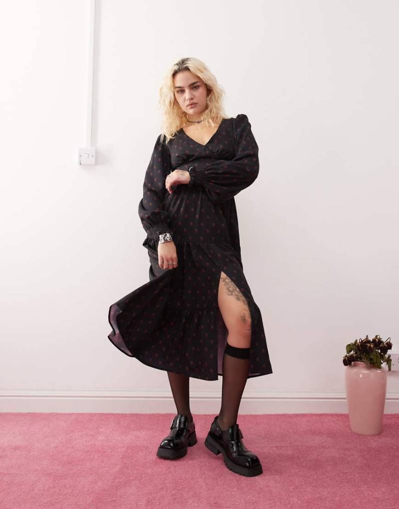 Daisy Street - Langärmliges Midi-Freizeitkleid mit V-Ausschnitt und schwarz-rotem Blümchenmuster von Daisy Street