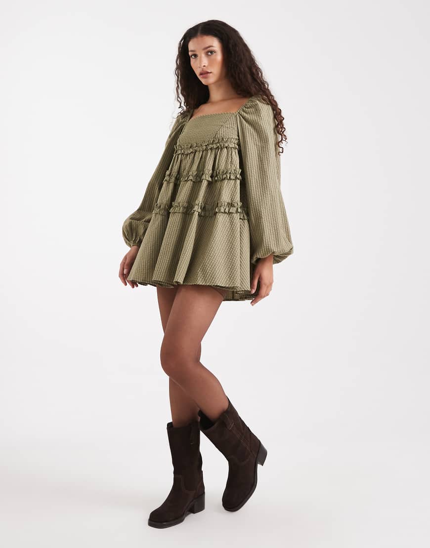 Daisy Street - Langärmliges Minikleid in Grün gestreift mit voluminösem Stufendesign von Daisy Street