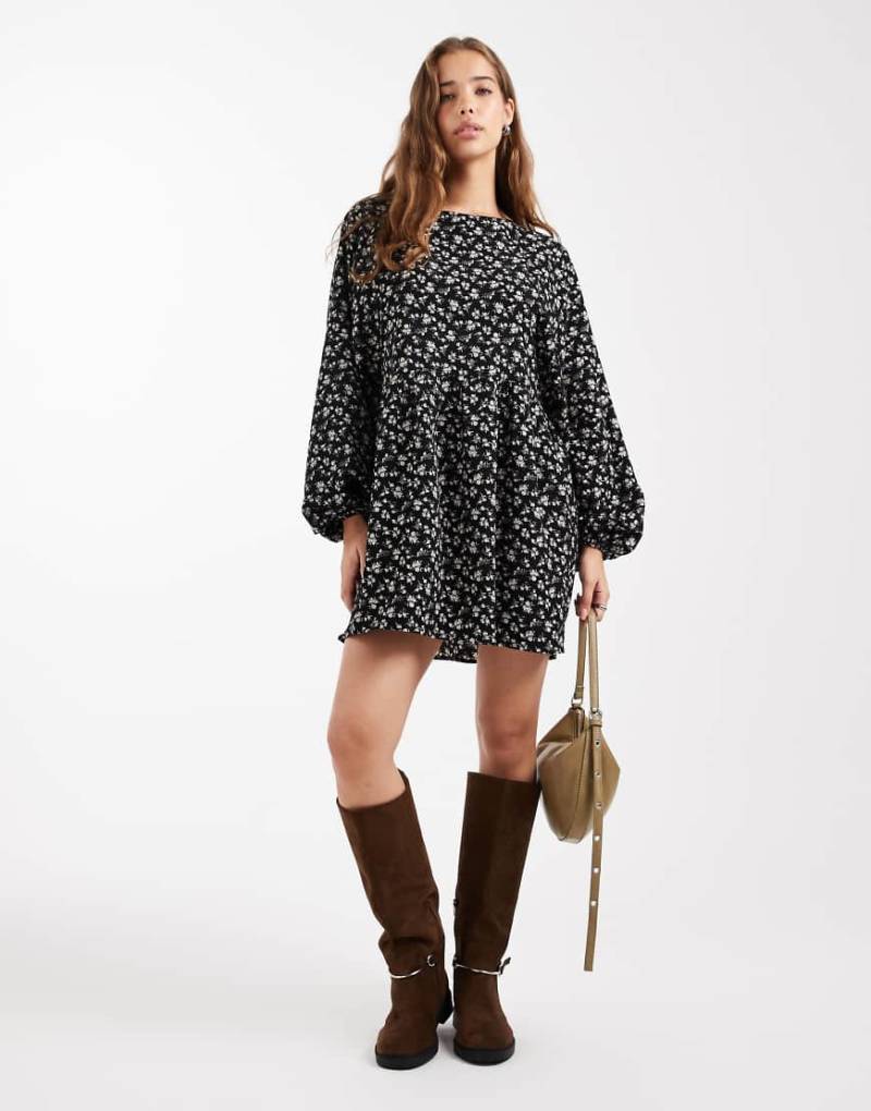 Daisy Street - Langärmliges gesmoktes Minikleid in Schwarz mit Blümchenmuster-Bunt von Daisy Street