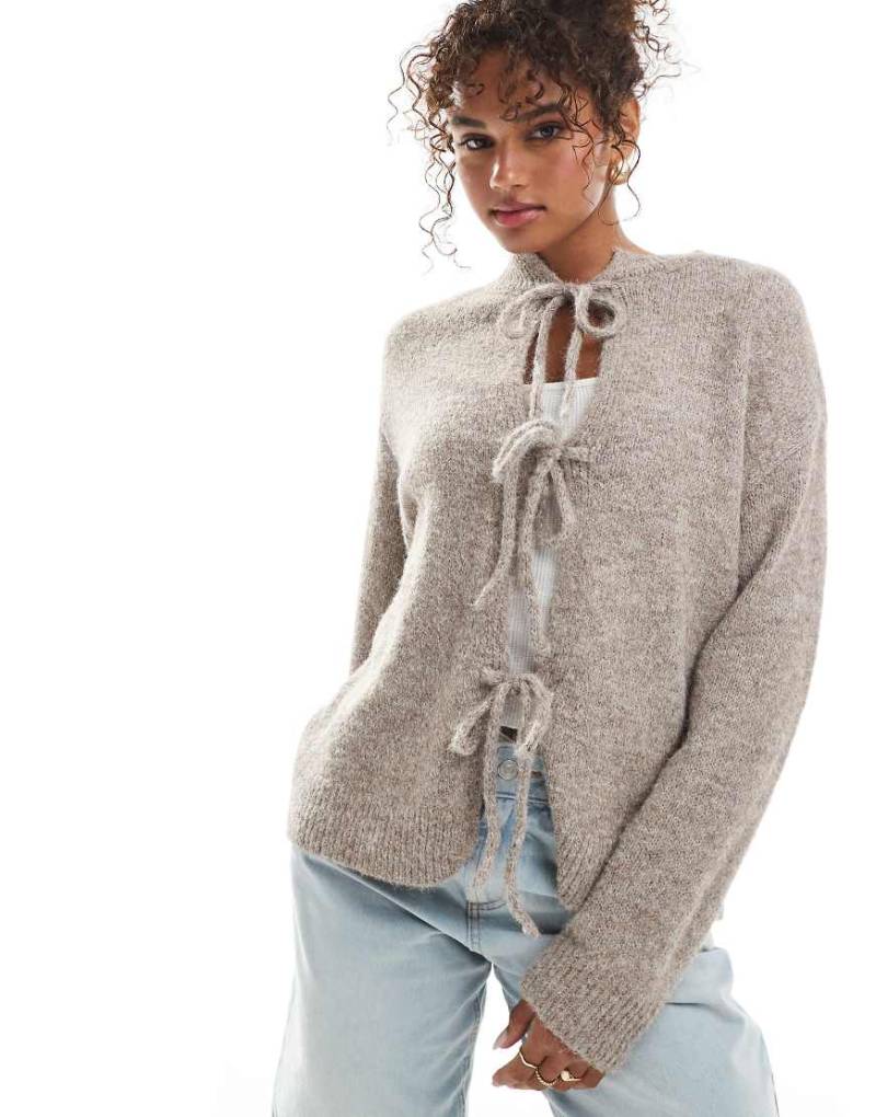 Daisy Street - Lockere Strickjacke in meliertem Beige mit gebundener Vorderseite-Braun von Daisy Street