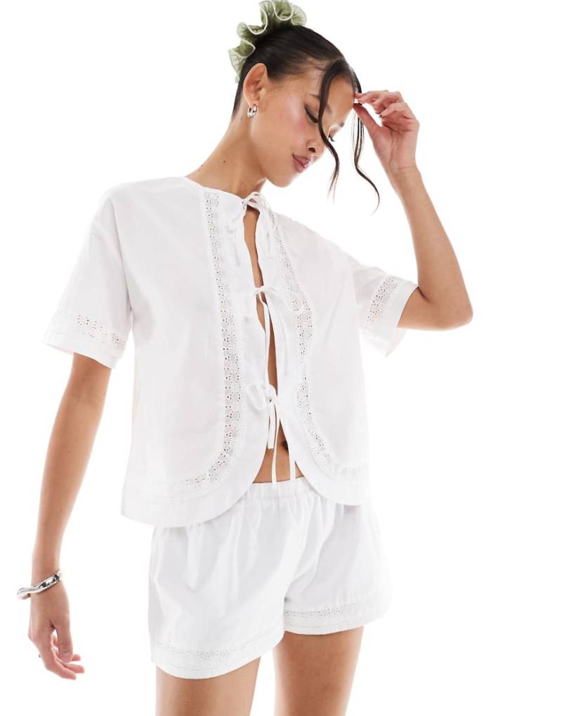 Daisy Street - Mini-Shorts im Boxer-Stil in Weiß mit niedrigem Bund, Kombiteil von Daisy Street