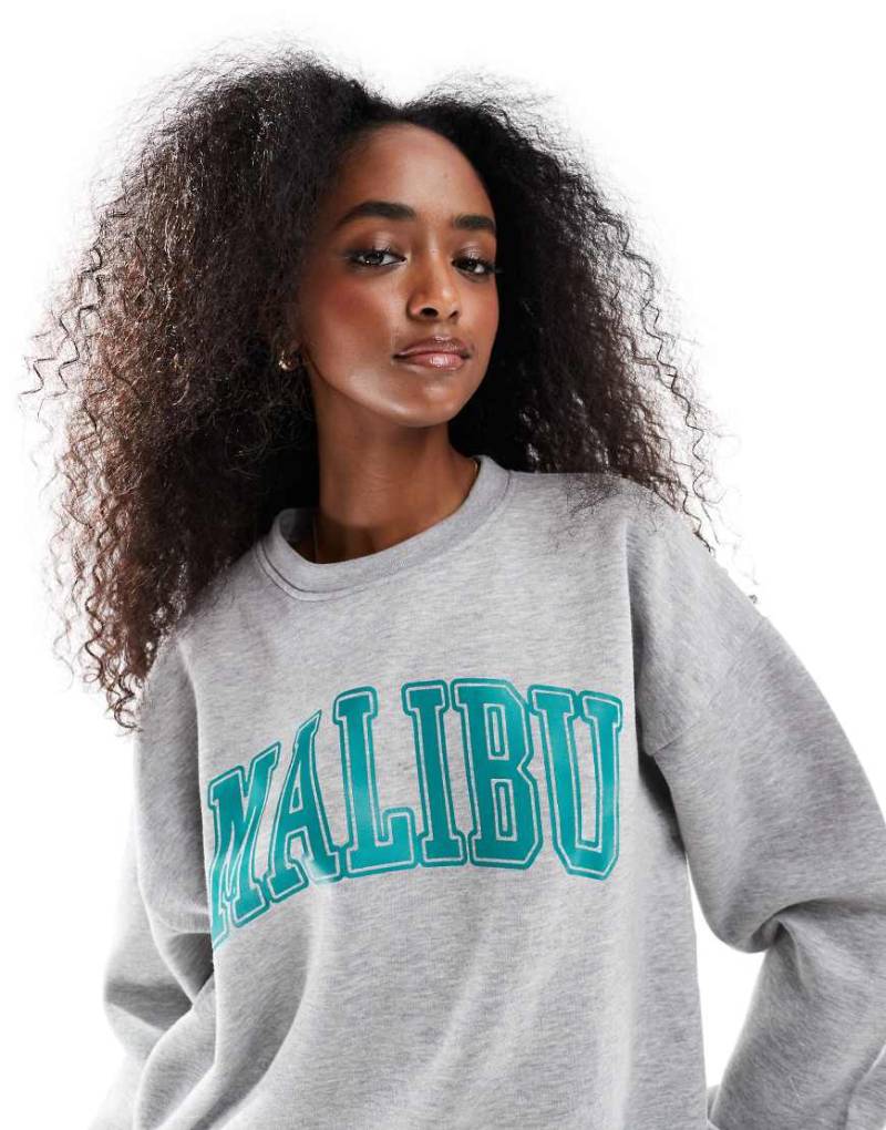 Daisy Street - Oversize-Sweatshirt in Hellgrau meliert mit „Malibu"-Aufschrift von Daisy Street