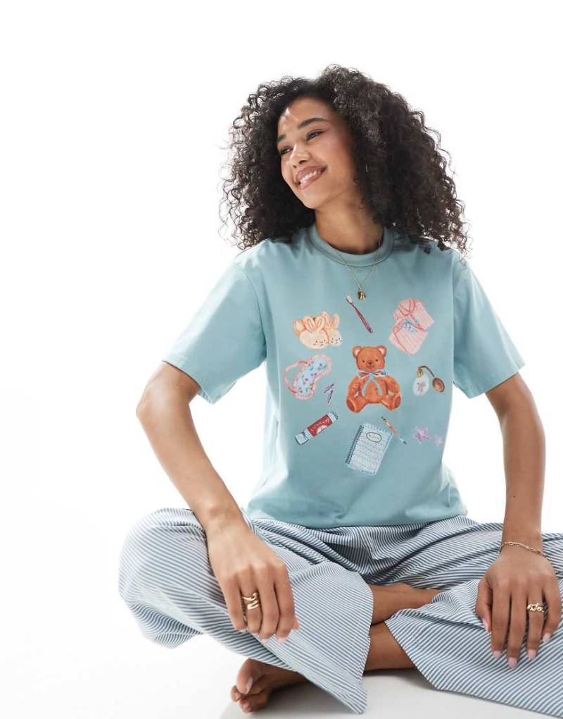 Daisy Street - Pyjama aus Oversize-T-Shirt und gestreifter Hose, in Blau-Bunt von Daisy Street