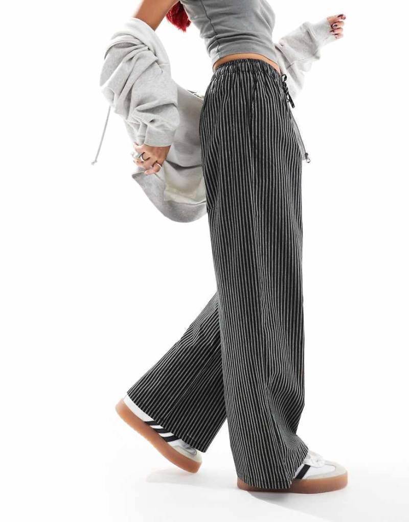 Daisy Street - Schlupfhose in Schwarz mit weitem Bein und Streifen in Weiß von Daisy Street